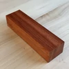 Kép 2/2 - Afrikai paduk késmarkolat anyag 30 x 40 x 145 mm PADUK506