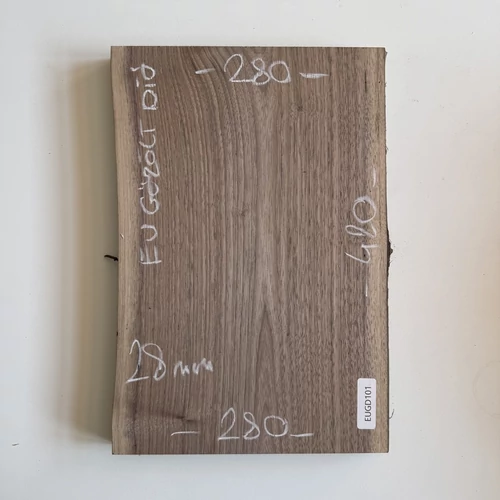 Szélezetlen európai gőzölt dió faanyag 28 x 280 x 420 mm EUGD101